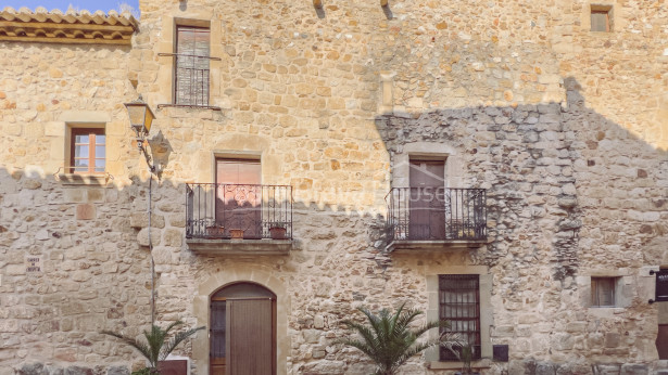 Stone house to restore in the gothic quarter of Pals, with walled courtyard and garage