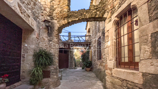 Stone house to restore in the gothic quarter of Pals, with walled courtyard and garage