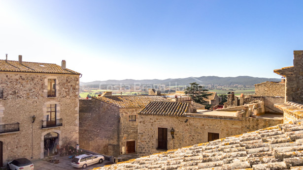 Casa de pedra a rehabilitar al Pedró (barri gòtic de Pals) amb pati emmurallat i garatge
