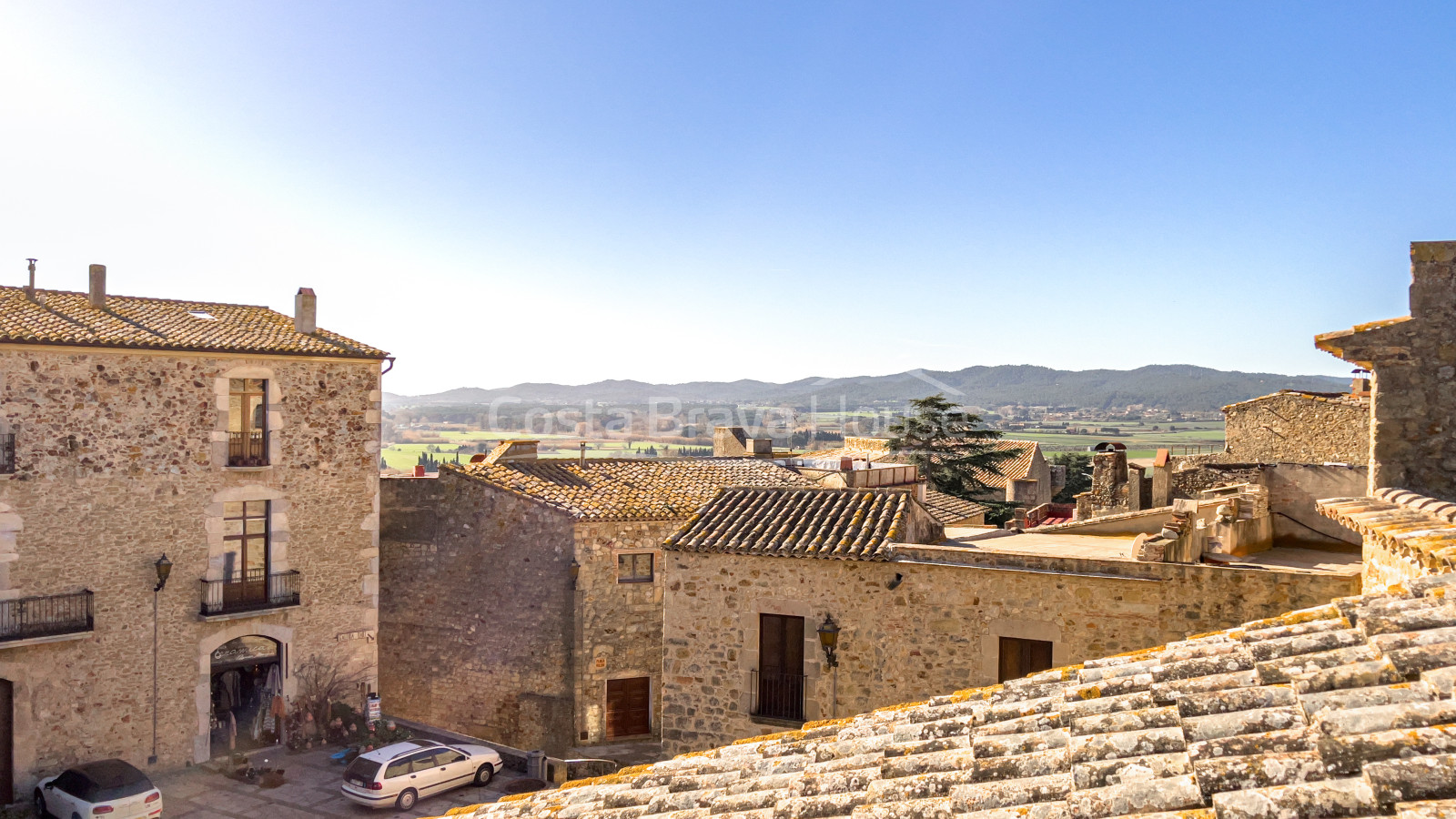 Stone house to restore in the gothic quarter of Pals, with walled courtyard and garage