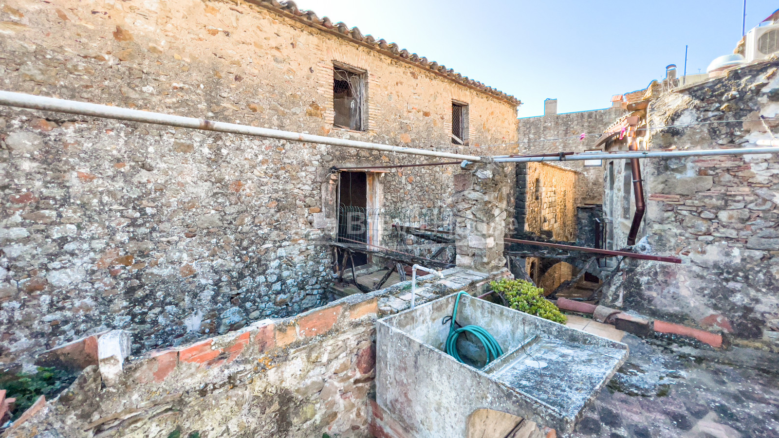 Stone house to restore in the gothic quarter of Pals, with walled courtyard and garage