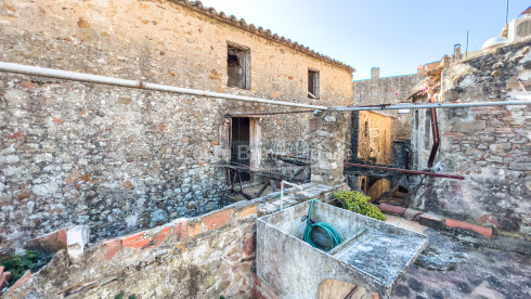 Stone house to restore in the gothic quarter of Pals, with walled courtyard and garage