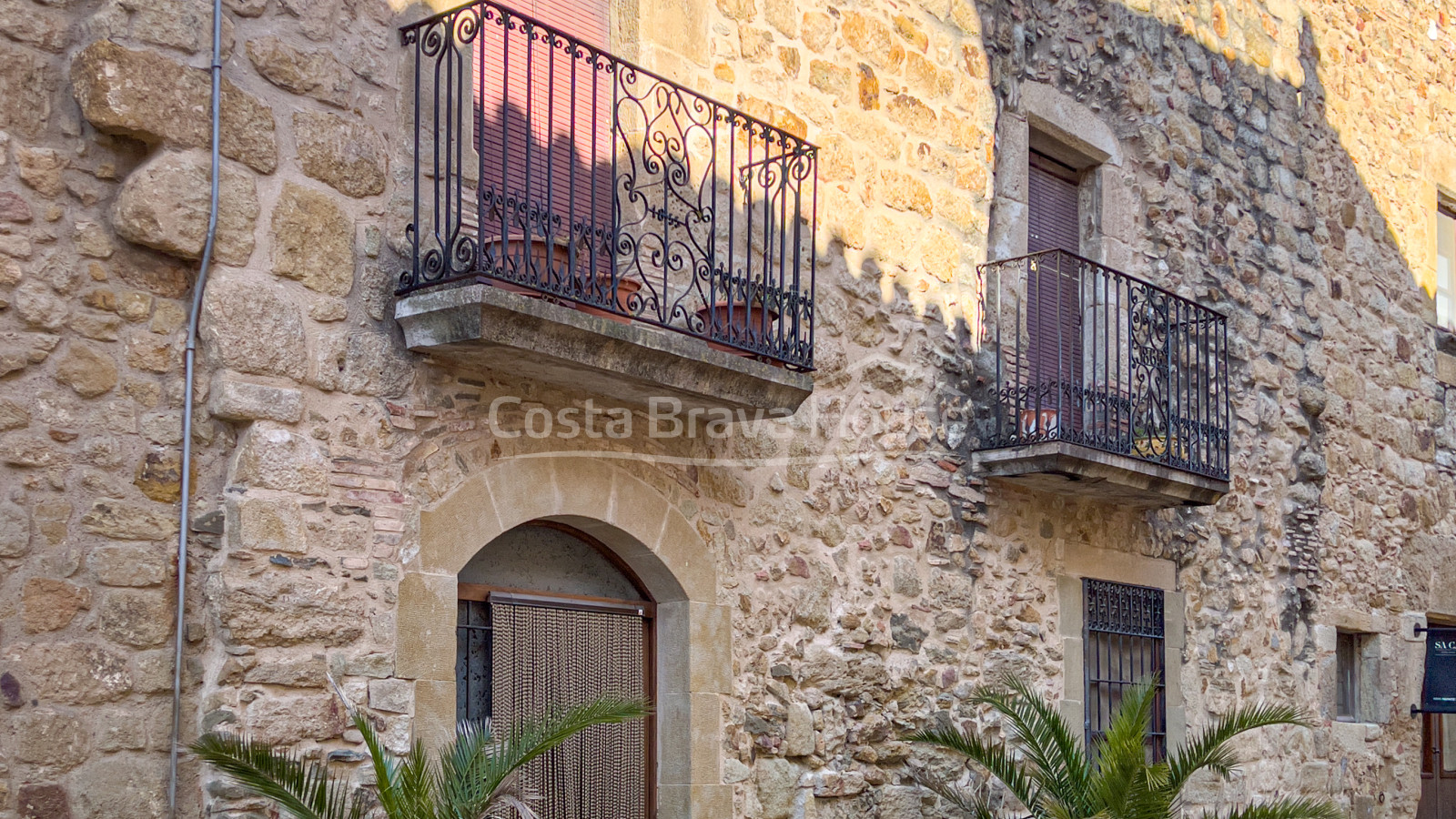 Stone house to restore in the gothic quarter of Pals, with walled courtyard and garage