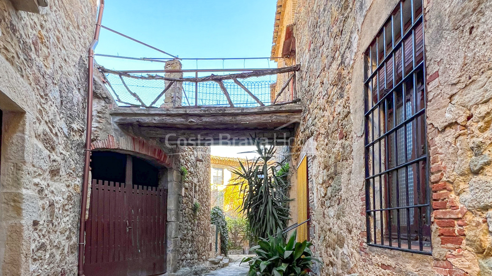 Casa de piedra a rehabilitar en el Pedró (barrio gótico de Pals) con patio amurallado y garaje