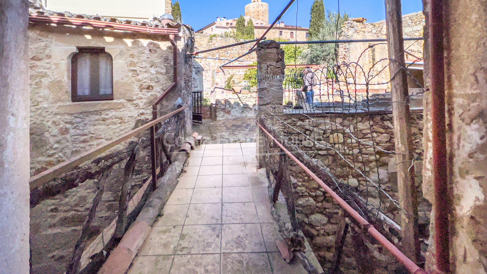 Stone house to restore in the gothic quarter of Pals, with walled courtyard and garage