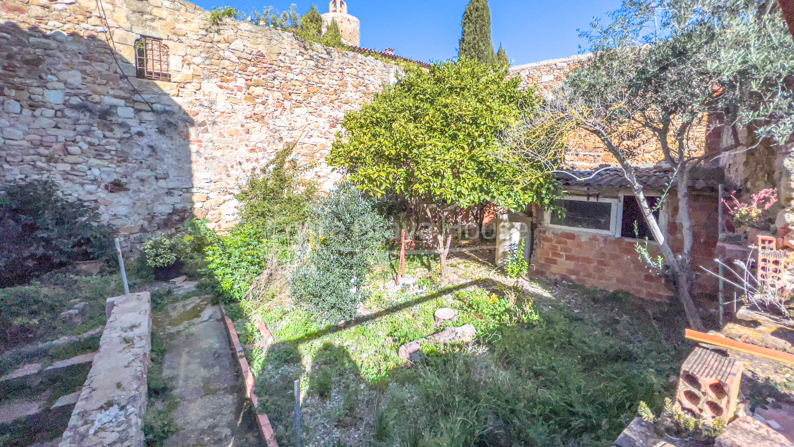 Stone house to restore in the gothic quarter of Pals, with walled courtyard and garage