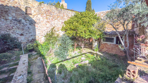 Stone house to restore in the gothic quarter of Pals, with walled courtyard and garage