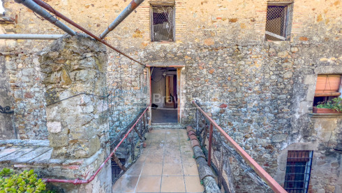 Maison en pierre à réhabiliter dans le quartier gothique de Pals avec cour murée et garage