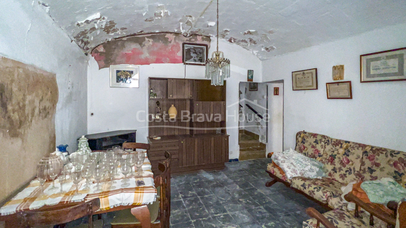 Stone house to restore in the gothic quarter of Pals, with walled courtyard and garage