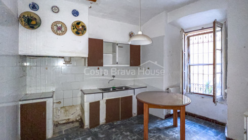 Stone house to restore in the gothic quarter of Pals, with walled courtyard and garage