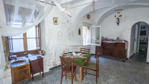 Stone house to restore in the gothic quarter of Pals, with walled courtyard and garage