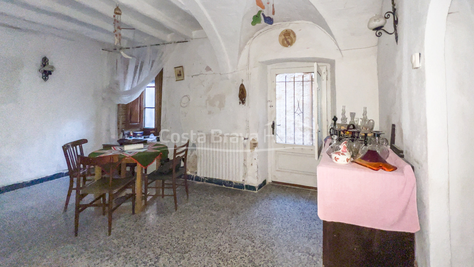 Stone house to restore in the gothic quarter of Pals, with walled courtyard and garage