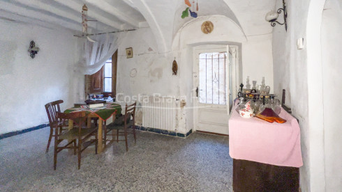 Stone house to restore in the gothic quarter of Pals, with walled courtyard and garage