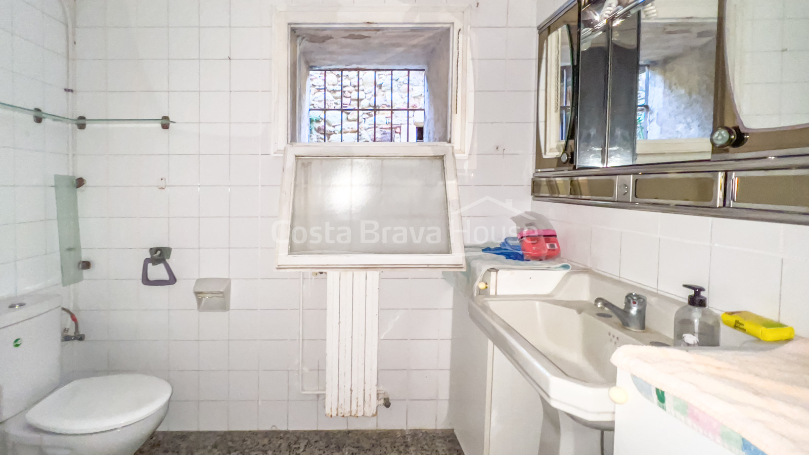 Stone house to restore in the gothic quarter of Pals, with walled courtyard and garage