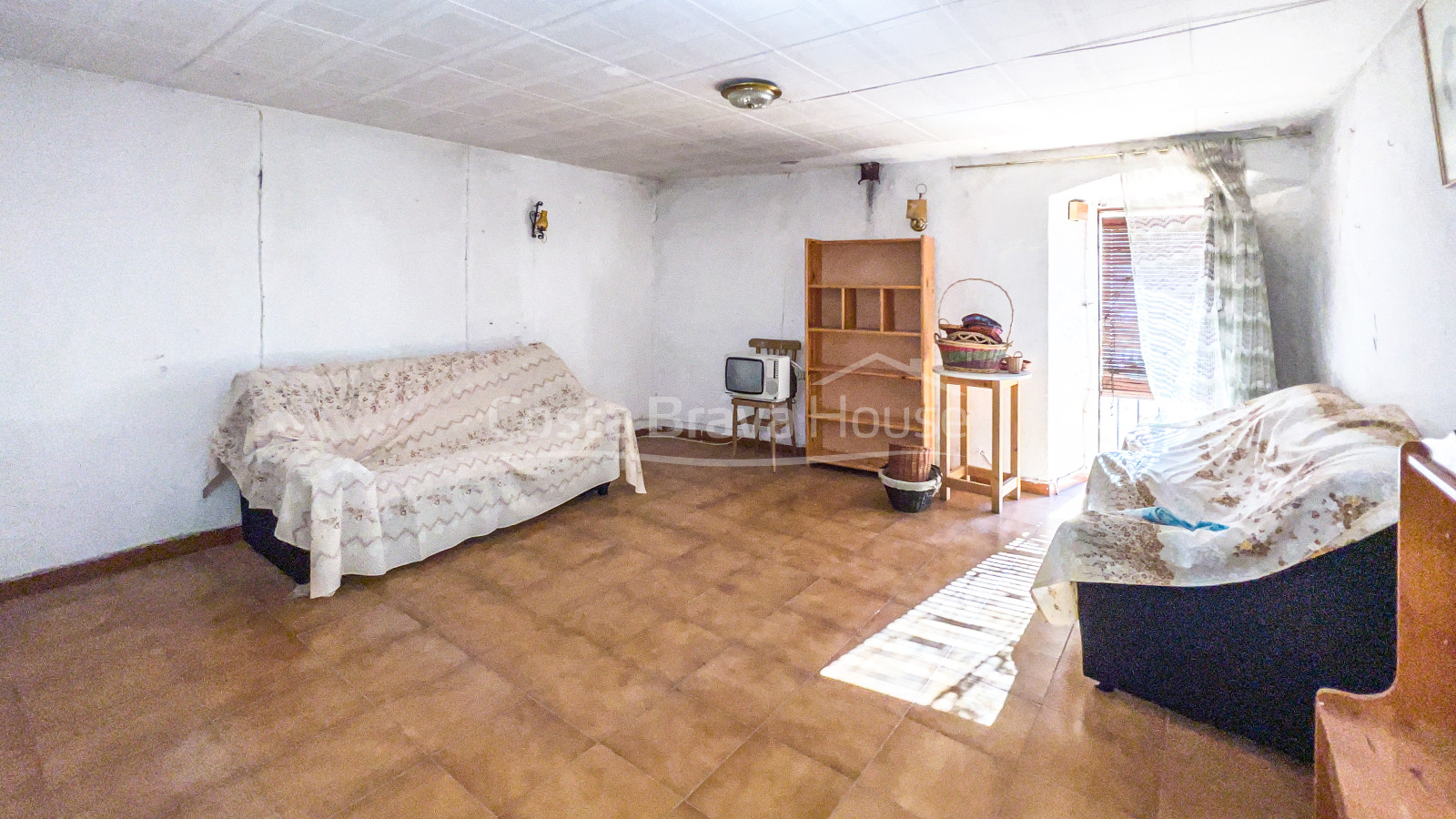 Stone house to restore in the gothic quarter of Pals, with walled courtyard and garage