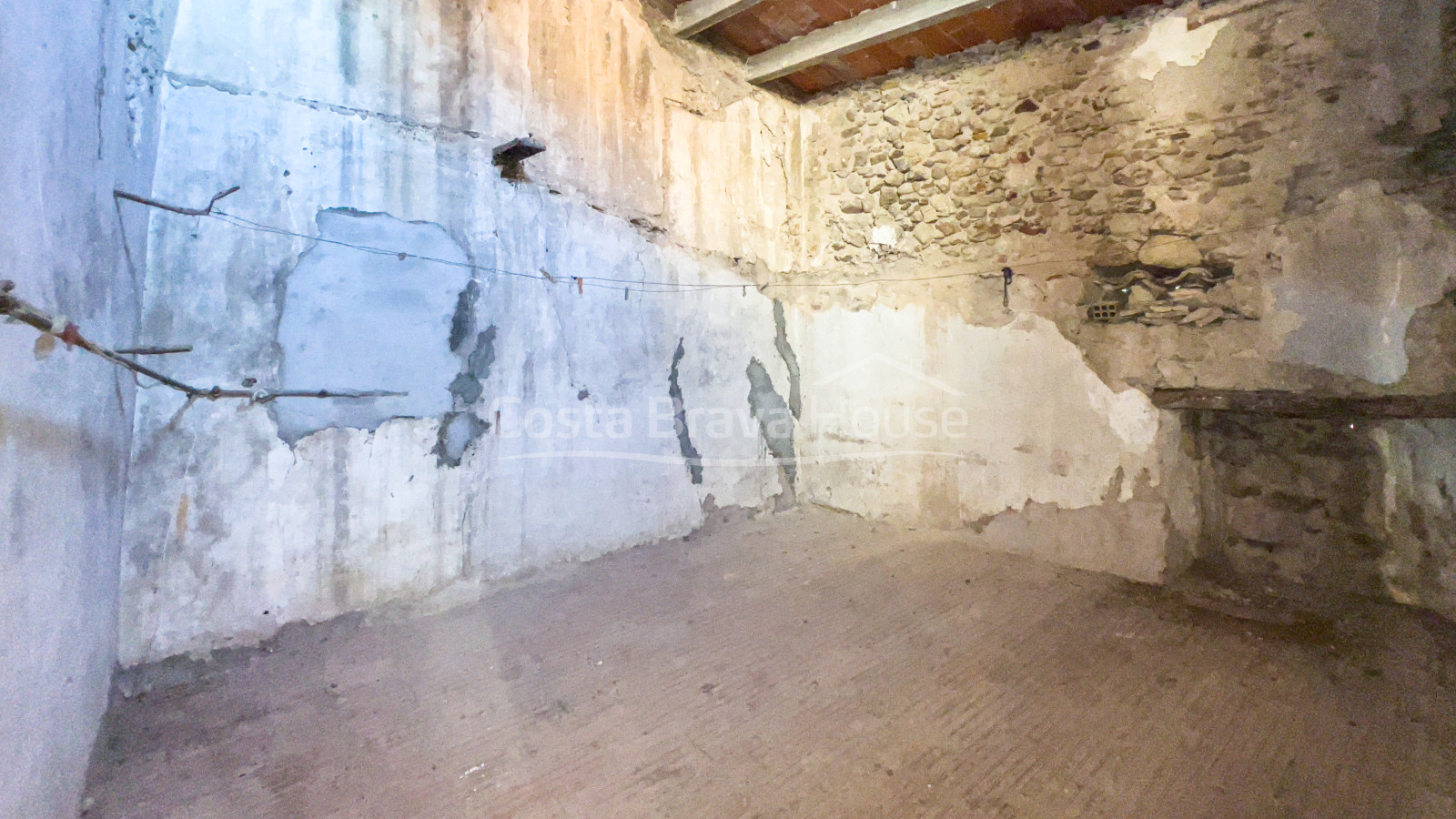 Casa de piedra a rehabilitar en el Pedró (barrio gótico de Pals) con patio amurallado y garaje