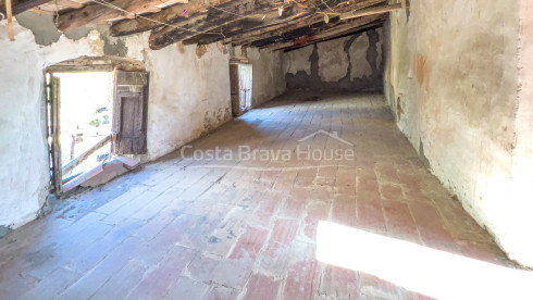Stone house to restore in the gothic quarter of Pals, with walled courtyard and garage