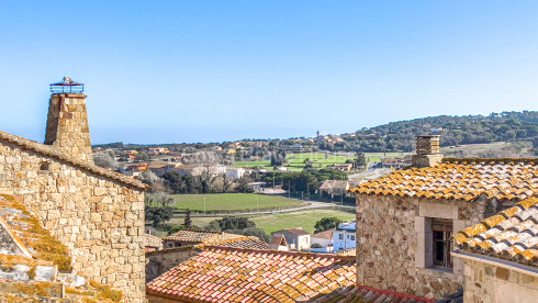 Stone house to restore in the gothic quarter of Pals, with walled courtyard and garage