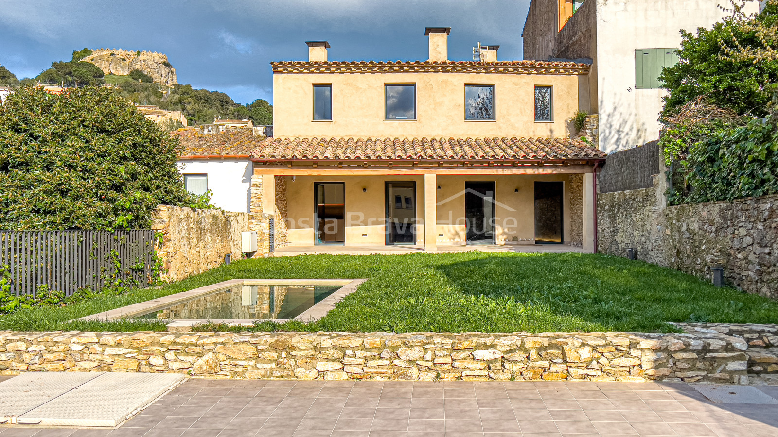 Deliciosa casa de pueblo recién reformada en venta en Begur, a 2 min a pie del centro ciudad