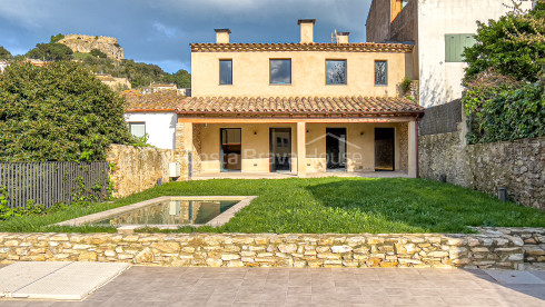 Deliciosa casa de pueblo recién reformada en venta en Begur, a 2 min a pie del centro ciudad