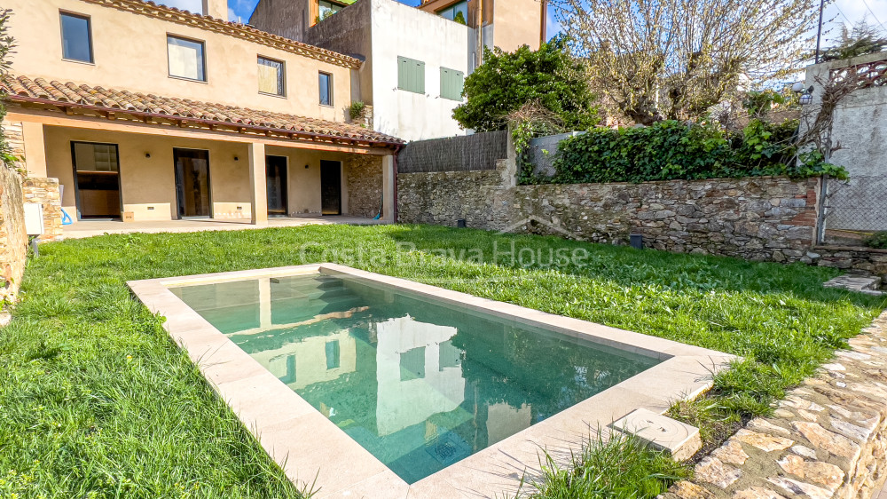 Deliciosa casa de pueblo recién reformada en venta en Begur, a 2 min a pie del centro ciudad