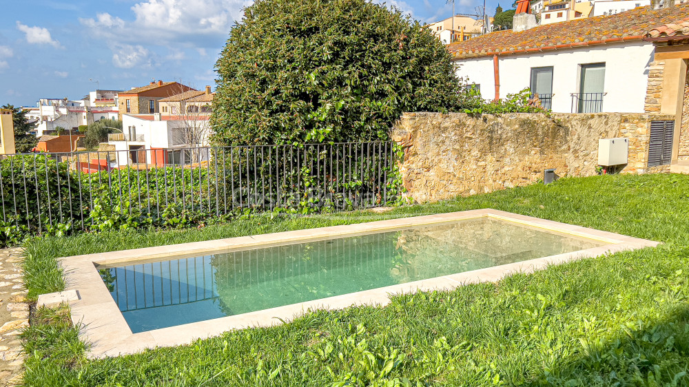 Deliciosa casa de pueblo recién reformada en venta en Begur, a 2 min a pie del centro ciudad