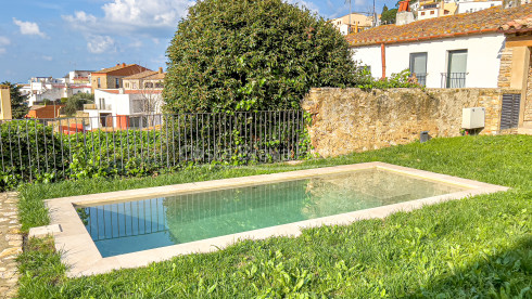 Deliciosa casa de pueblo recién reformada en venta en Begur, a 2 min a pie del centro ciudad