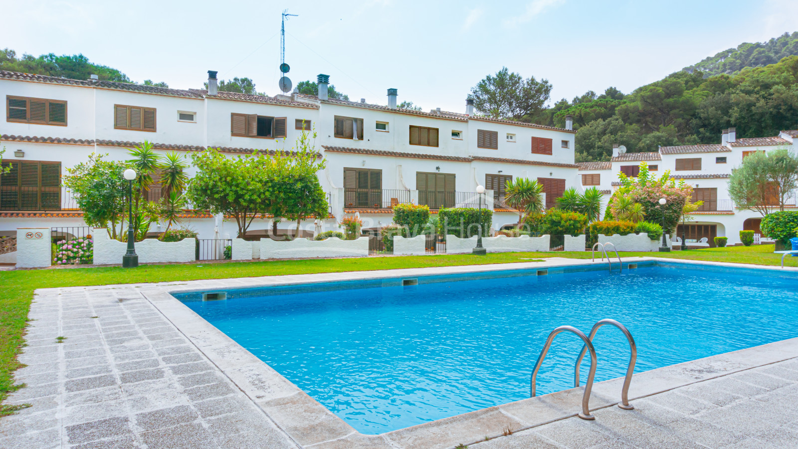 Casa adossada a 400 m de la platja de Tamariu amb jardí, piscina i garatge comunitaris