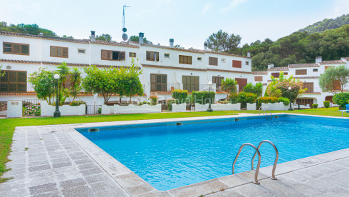 Casa adossada a 400 m de la platja de Tamariu amb jardí, piscina i garatge comunitaris