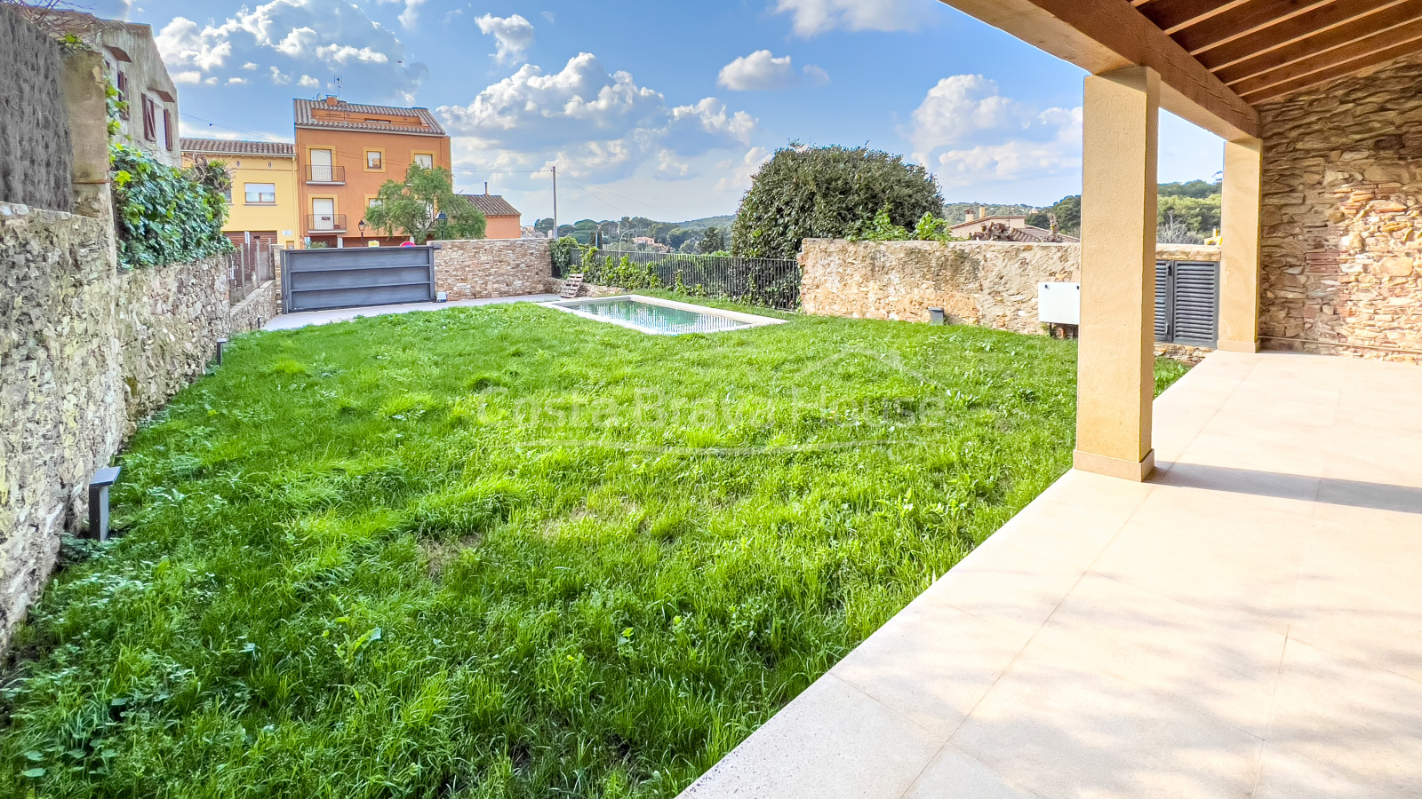 Deliciosa casa de pueblo recién reformada en venta en Begur, a 2 min a pie del centro ciudad