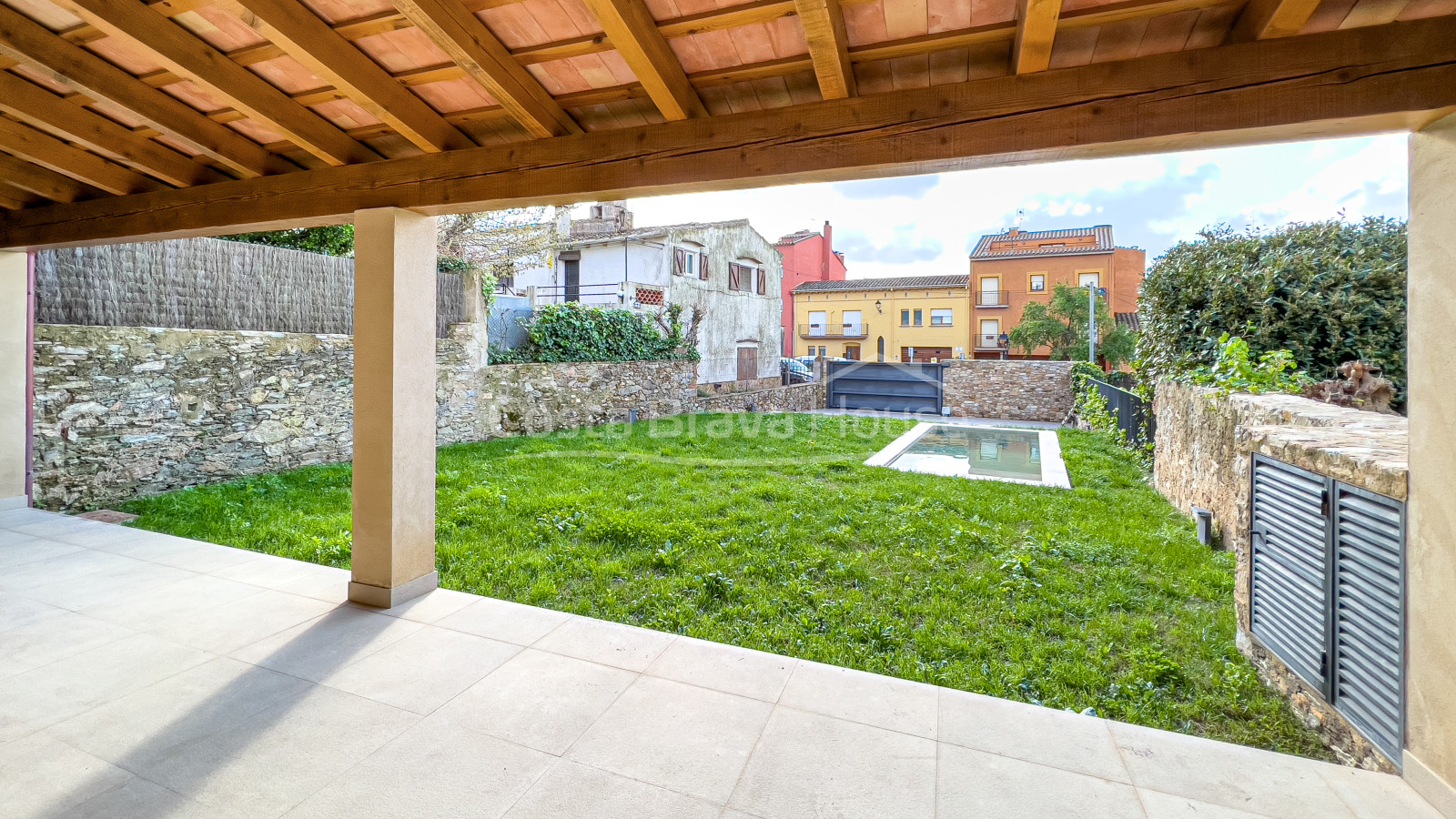 Deliciosa casa de pueblo recién reformada en venta en Begur, a 2 min a pie del centro ciudad