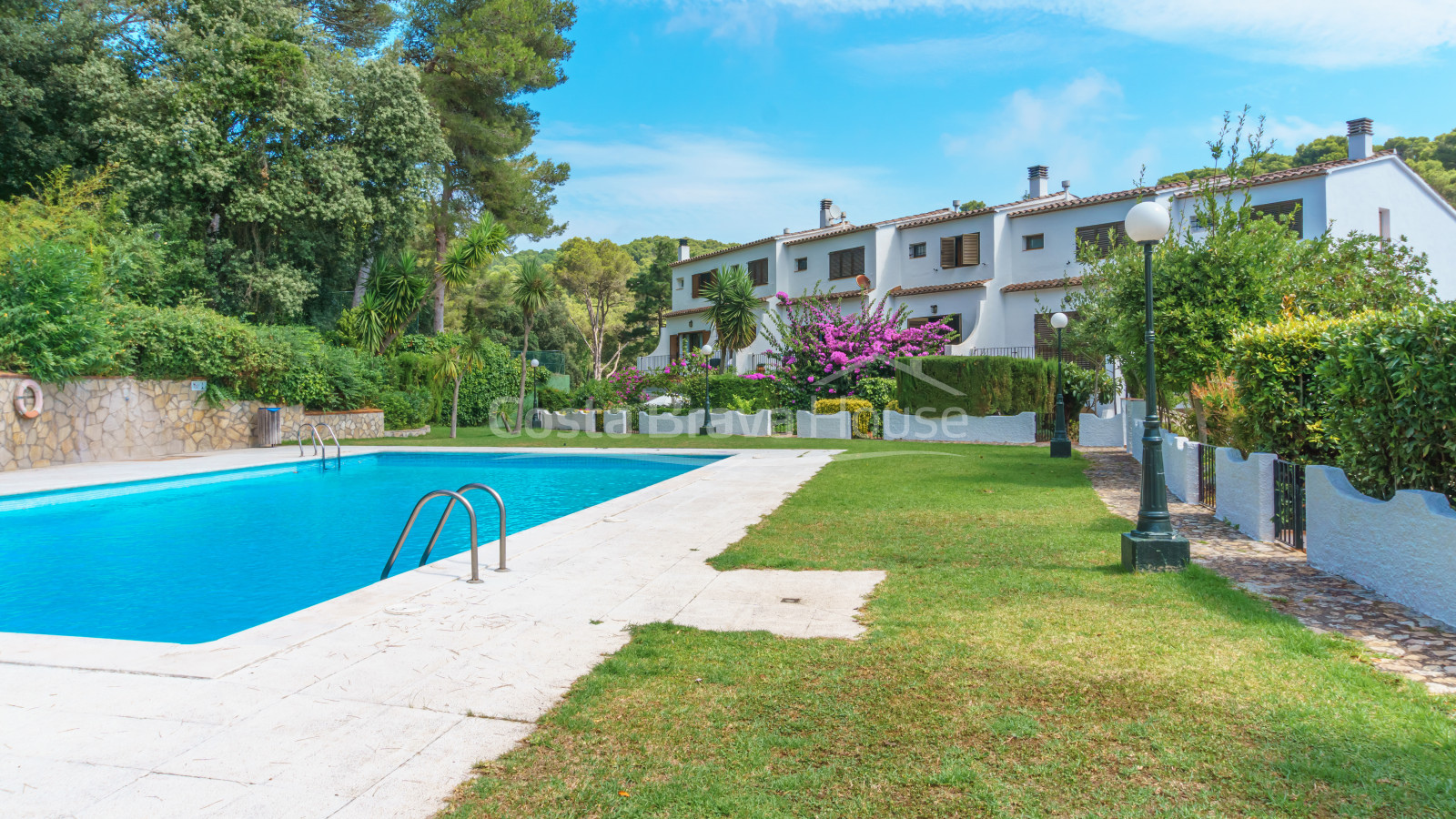 Casa adossada a 400 m de la platja de Tamariu amb jardí, piscina i garatge comunitaris