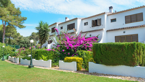 Casa adossada a 400 m de la platja de Tamariu amb jardí, piscina i garatge comunitaris