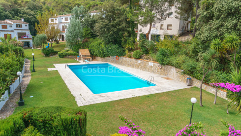 Casa adossada a 400 m de la platja de Tamariu amb jardí, piscina i garatge comunitaris