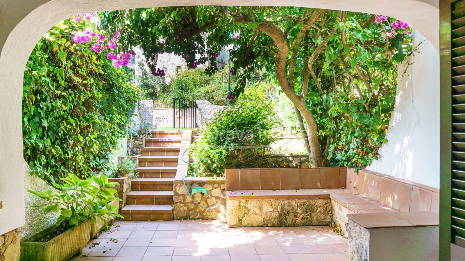 Casa adossada a 400 m de la platja de Tamariu amb jardí, piscina i garatge comunitaris