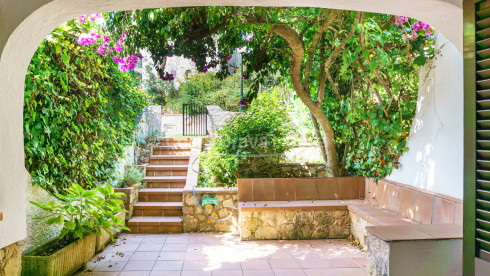 Casa adossada a 400 m de la platja de Tamariu amb jardí, piscina i garatge comunitaris