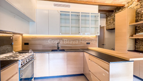 Deliciosa casa de pueblo recién reformada en venta en Begur, a 2 min a pie del centro ciudad