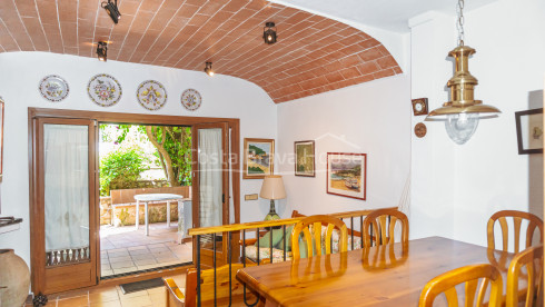 Casa adossada a 400 m de la platja de Tamariu amb jardí, piscina i garatge comunitaris