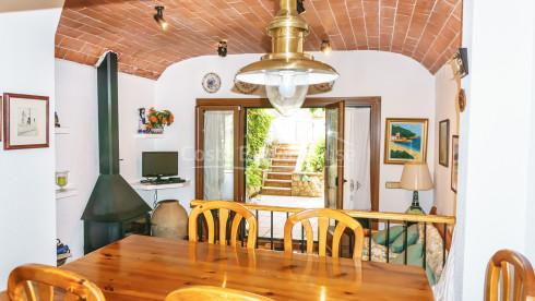 Casa adossada a 400 m de la platja de Tamariu amb jardí, piscina i garatge comunitaris