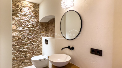 Deliciosa casa de pueblo recién reformada en venta en Begur, a 2 min a pie del centro ciudad