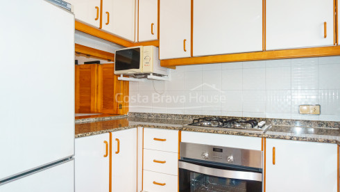 Casa adossada a 400 m de la platja de Tamariu amb jardí, piscina i garatge comunitaris