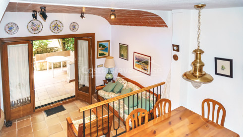 Casa adossada a 400 m de la platja de Tamariu amb jardí, piscina i garatge comunitaris