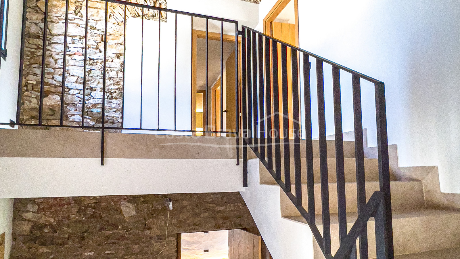 Deliciosa casa de pueblo recién reformada en venta en Begur, a 2 min a pie del centro ciudad