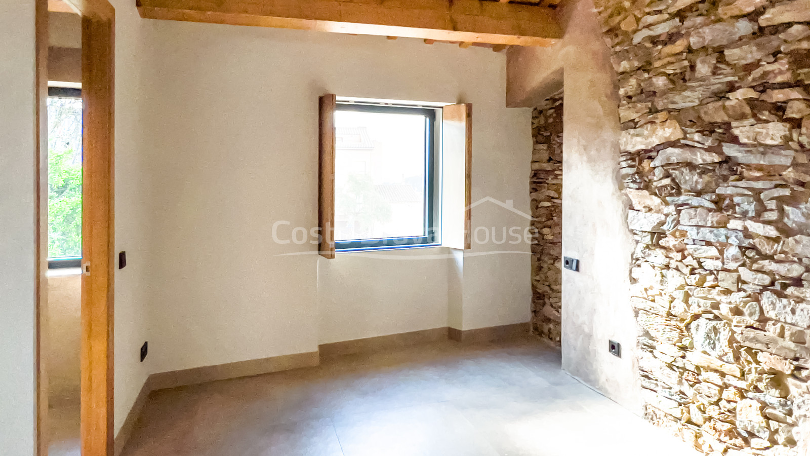 Delightful newly renovated townhouse for sale in Begur, 2 min walking distance to the town centre