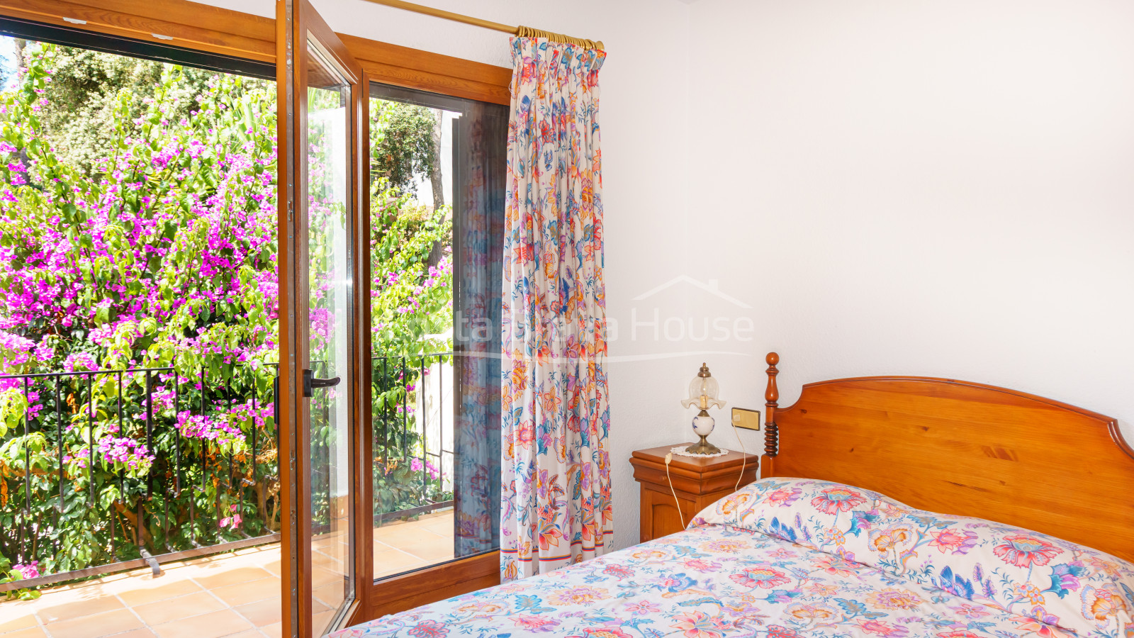 Casa adossada a 400 m de la platja de Tamariu amb jardí, piscina i garatge comunitaris