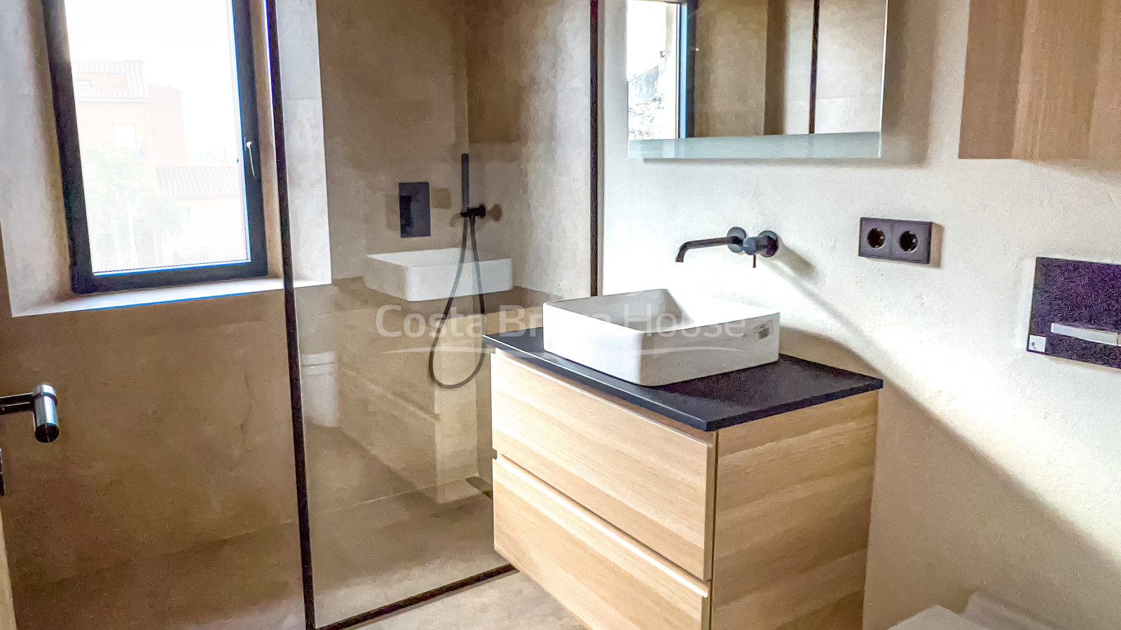Deliciosa casa de pueblo recién reformada en venta en Begur, a 2 min a pie del centro ciudad