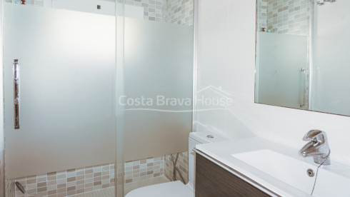 Casa adossada a 400 m de la platja de Tamariu amb jardí, piscina i garatge comunitaris