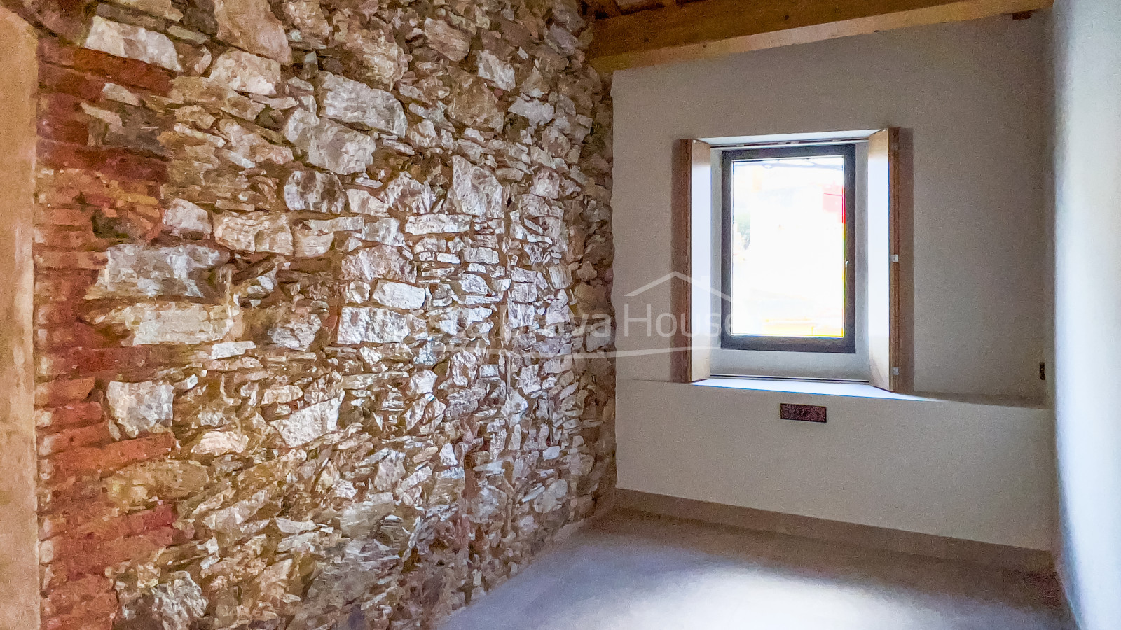 Deliciosa casa de pueblo recién reformada en venta en Begur, a 2 min a pie del centro ciudad