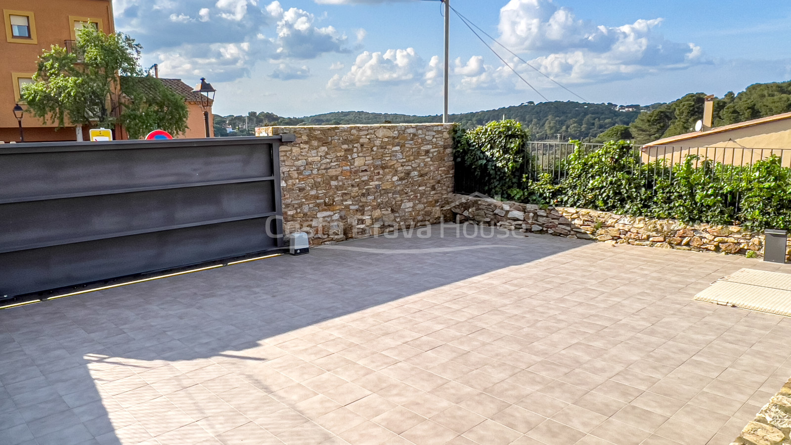 Deliciosa casa de pueblo recién reformada en venta en Begur, a 2 min a pie del centro ciudad