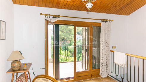 Casa adossada a 400 m de la platja de Tamariu amb jardí, piscina i garatge comunitaris